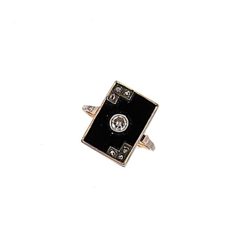 Lot 179 - An Art Deco onyx and diamond set panel ring