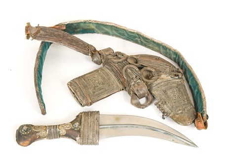 Lot 692 - An Omani jambiya and belt, late 19th or early 20th century