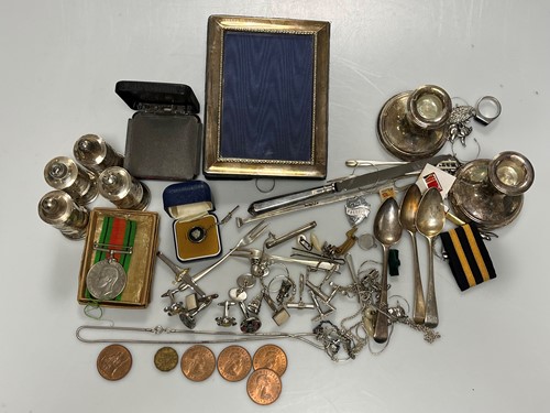 Lot 304 - A small collection of silverware including a...