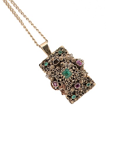 Lot 108 - A gemset pendant and chain