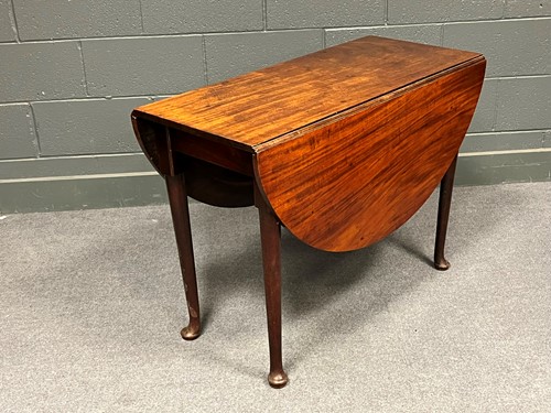 Lot 725 - A George III mahogany drop leaf dining table...