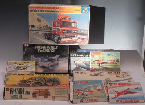 Lot 106 - A collection of vintage Airfix and other...