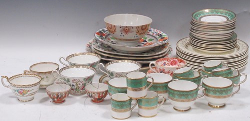 Lot 6 - A collection of pottery and porcelain to...