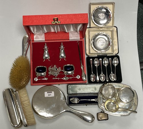 Lot 301 - A collection of silverware including a cased...