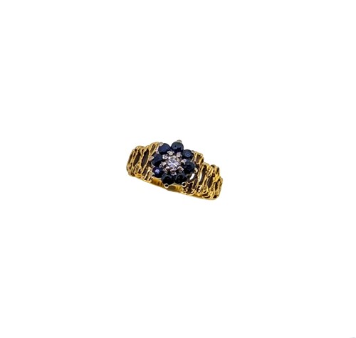 Lot 137 - A diamond and sapphire cluster ring