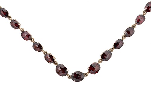 Lot 68 - A Victorian garnet rivière style necklace