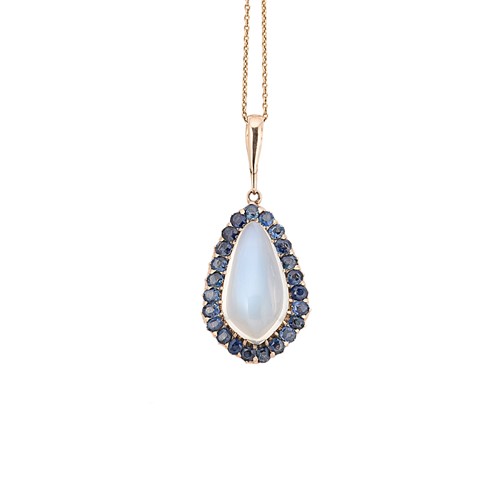 Lot 126 - A sapphire and moonstone pendant and chain