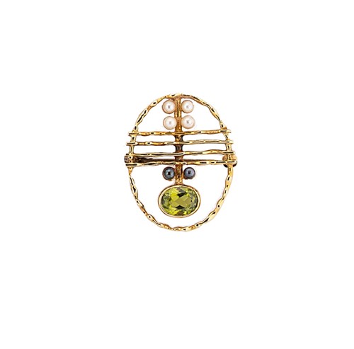 Lot 116 - A peridot and pearl brooch