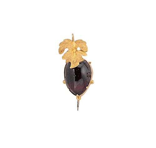 Lot 75 - A Victorian garnet brooch