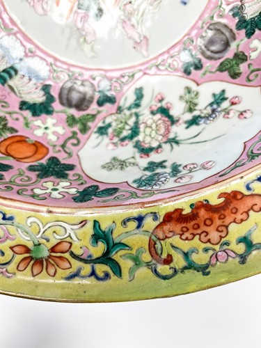 Lot 6 - A Chinese bowl, Qing Dynasty, 19th century