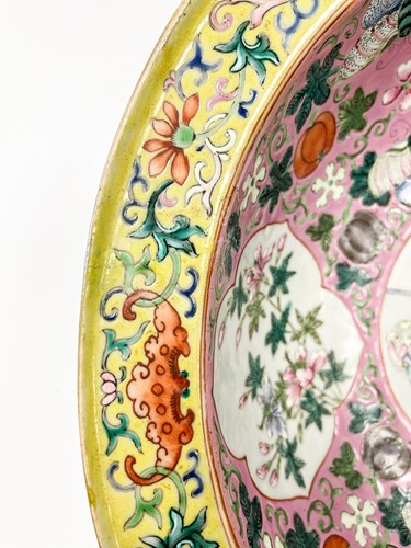 Lot 6 - A Chinese bowl, Qing Dynasty, 19th century