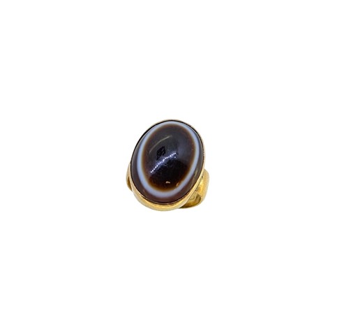 Lot 22 - A banded agate ring