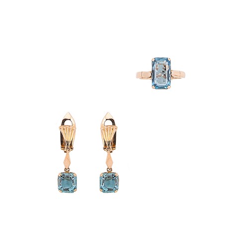 Lot 226 - An aquamarine ring together with a pair of ear pendants