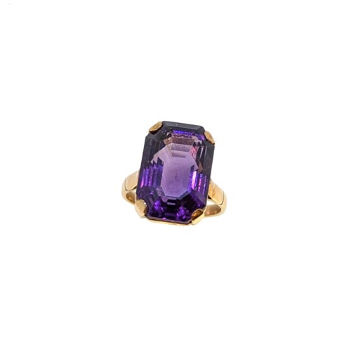 Lot 104 - A single stone amethyst ring