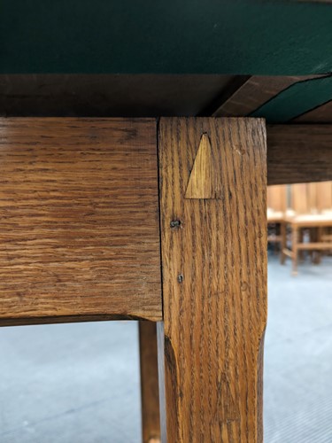 Lot 228 - A Heals oak draw-leaf dining table, circa 1925