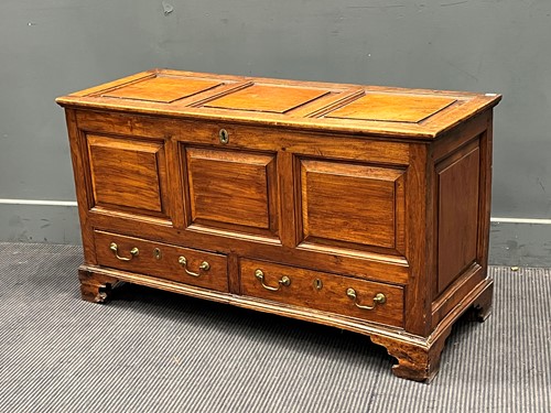 Lot 761 - A small 18th century elm mule chest, the top...
