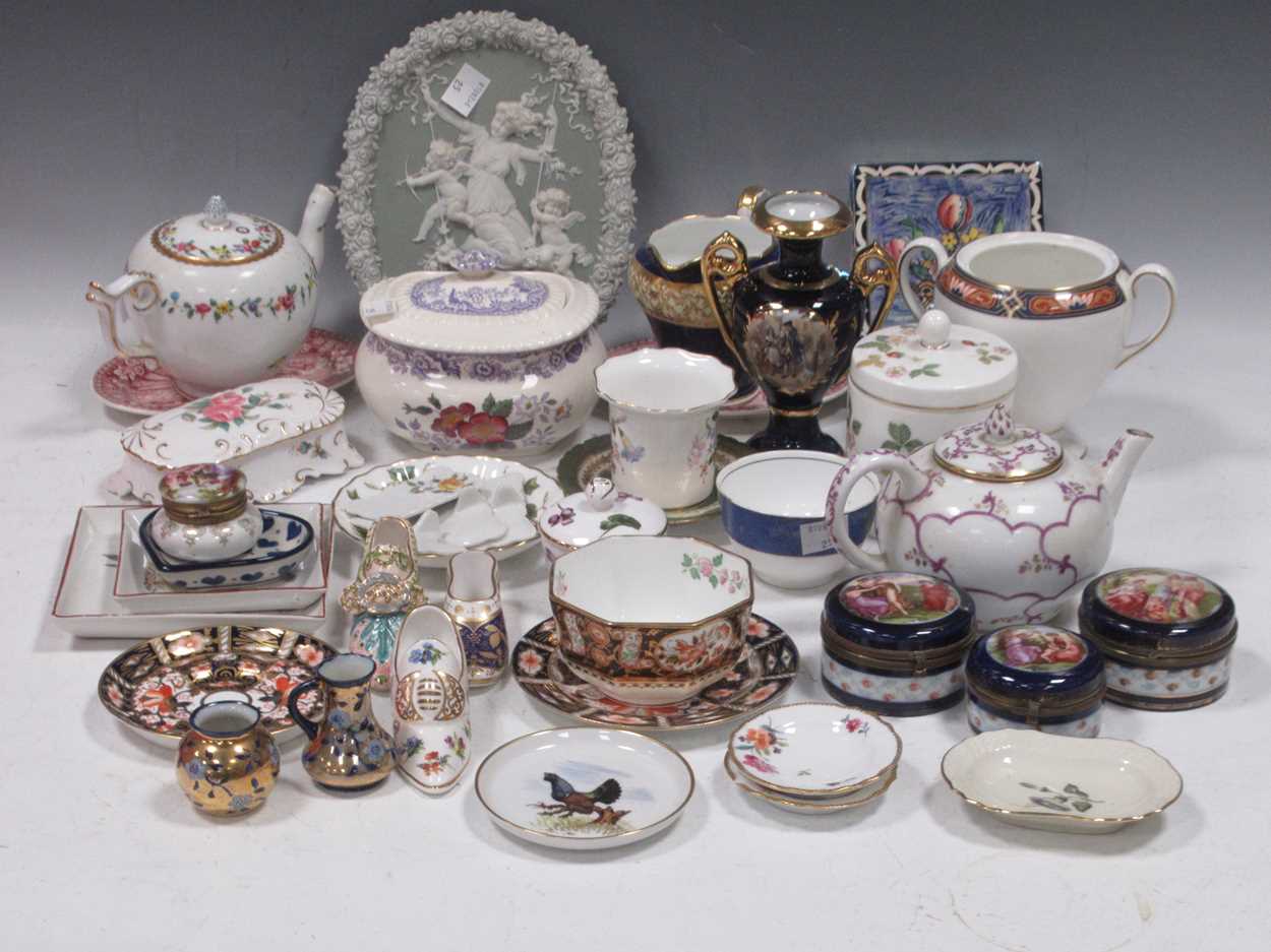 Lot 14 - A collection of decorative porcelain to...