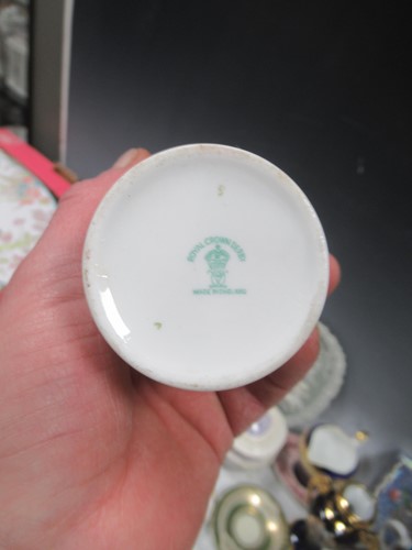 Lot 14 - A collection of decorative porcelain to...