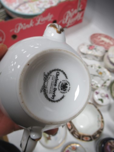 Lot 14 - A collection of decorative porcelain to...
