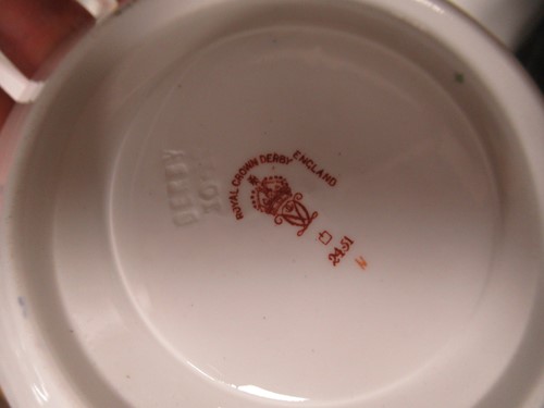 Lot 14 - A collection of decorative porcelain to...