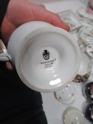 Lot 14 - A collection of decorative porcelain to...