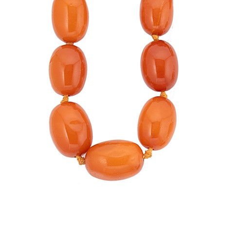 Lot 12 - An amber bead necklace