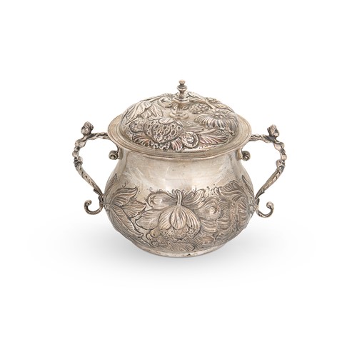 Lot 632 - An Edward VII silver porringer and cover