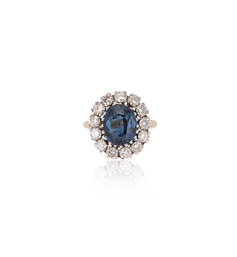 Lot 230 - A sapphire and diamond cluster ring