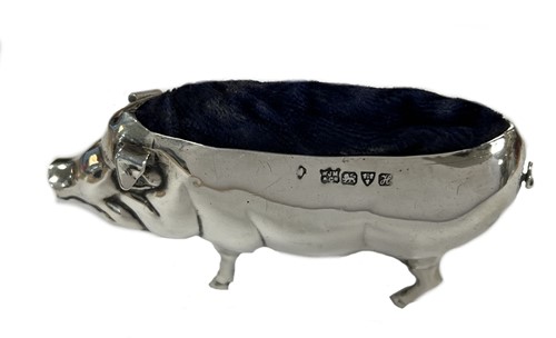 Lot 486 - An early 20th century silver novelty pin cushion