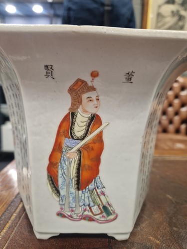 Lot 25 - A pair of Chinese Wu Shuang Pu porcelain hexagonal jardinieres