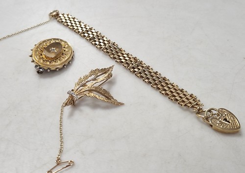 Lot 346 - A 9ct gold gate bracelet along with two 9ct...
