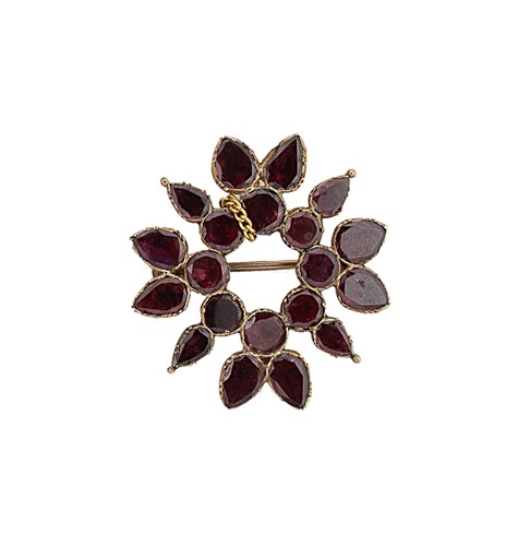 Lot 74 - A Georgian garnet brooch