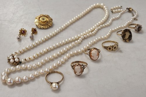 Lot 351 - Two cultured pearl necklaces together with a...