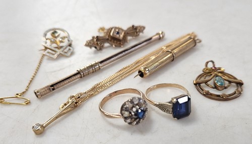 Lot 339 - A collection of jewellery and objets,...