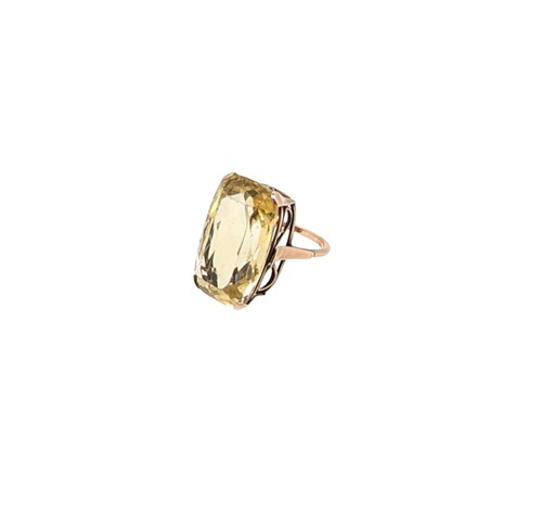 Lot 19 - A citrine single stone ring