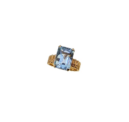 Lot 227 - An aquamarine single stone ring