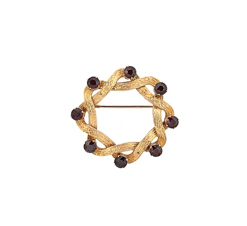 Lot 73 - A garnet wreath style brooch