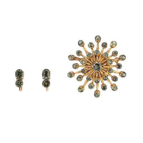 Lot 112 - A green sapphire pendant/brooch, together with a pair of ear studs