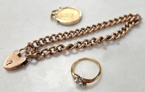 Lot 330 - A sovereign in a 9ct gold pendant and a curb...