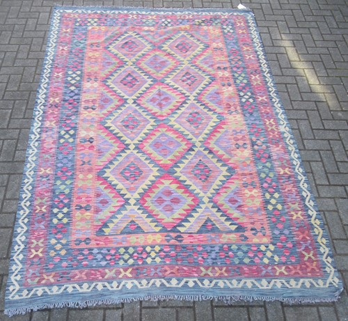 Lot 832 - A contempory Kilim wool rug 287 x 197 cm