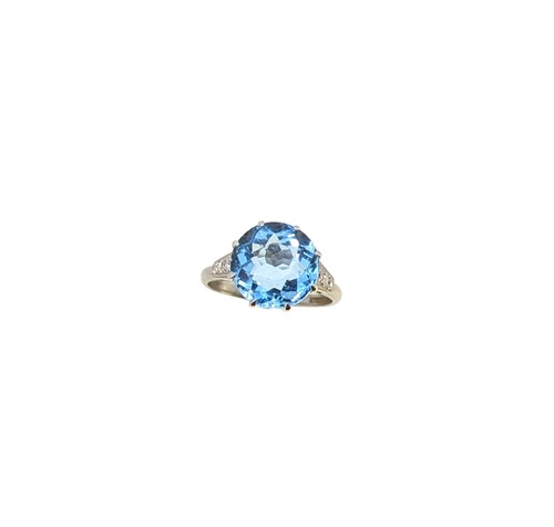 Lot 225 - An early 20th century aquamarine and diamond ring