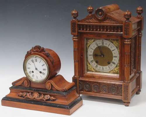 Lot 40 - A walnut mantle clock 42 x 26 x 20cm and...