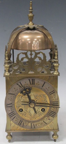 Lot 89 - A reproduction brass lantern clock