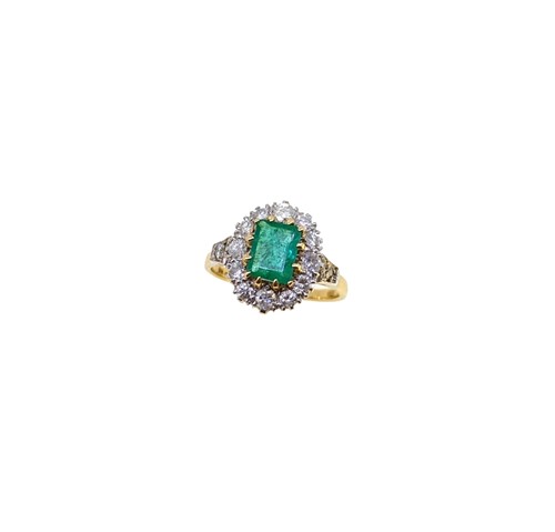 Lot 221 - An emerald and diamond cluster ring