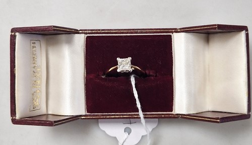 Lot 325 - A single stone diamond ring, assessed as...