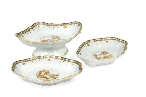 Lot 33 - A Chinese export porcelain rouge de fer five piece part dessert service, Qing Dynasty, circa 1790