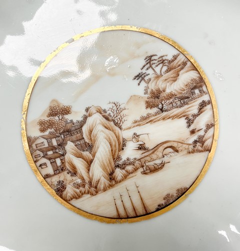 Lot 33 - A Chinese export porcelain rouge de fer five piece part dessert service, Qing Dynasty, circa 1790
