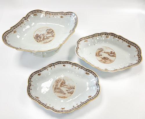 Lot 33 - A Chinese export porcelain rouge de fer five piece part dessert service, Qing Dynasty, circa 1790