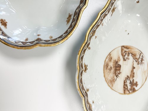 Lot 33 - A Chinese export porcelain rouge de fer five piece part dessert service, Qing Dynasty, circa 1790