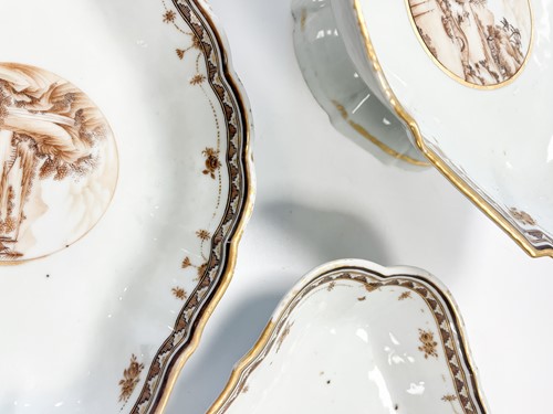 Lot 33 - A Chinese export porcelain rouge de fer five piece part dessert service, Qing Dynasty, circa 1790